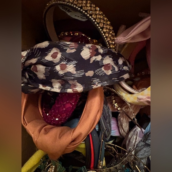 Assorted Hair Accessories Collection Large Box - Picture 3 of 6